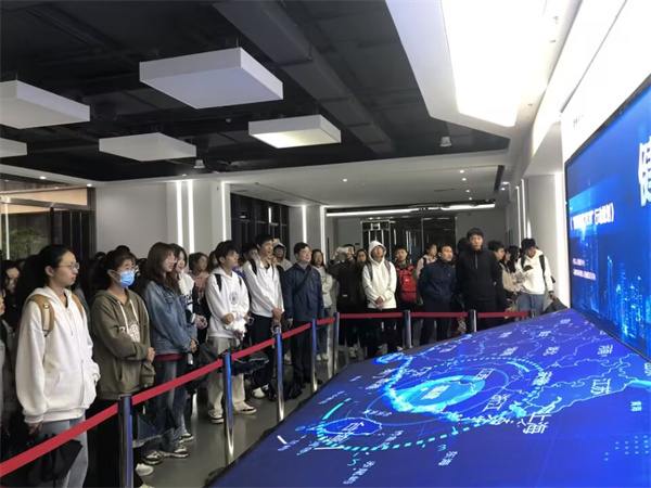 考察长乐滨海新城数字小镇（拍摄者：福建师范大学文化旅游与公共管理学院）.jpg