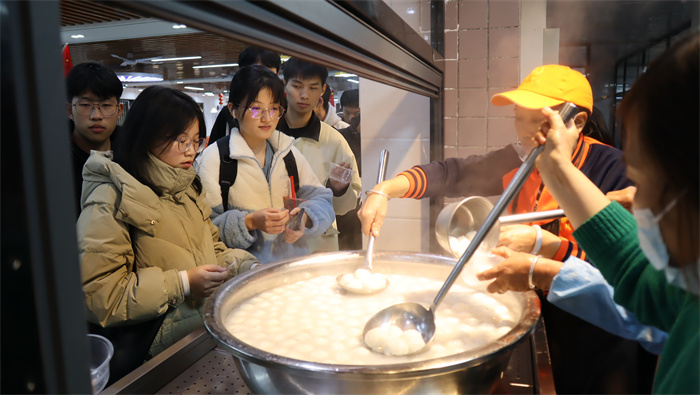 师生免费品尝汤圆.JPG